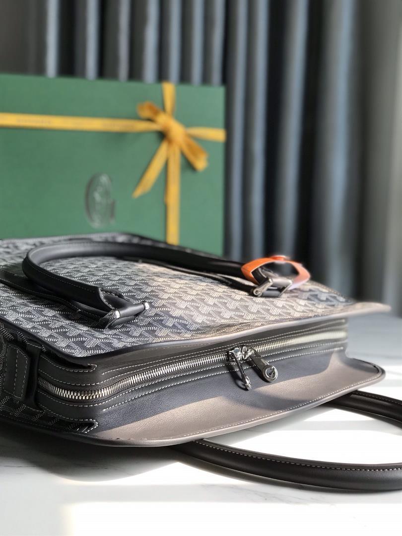 The Bourgogne vertical Briefcase reintroduces the classic works of the 1960s not only drawing