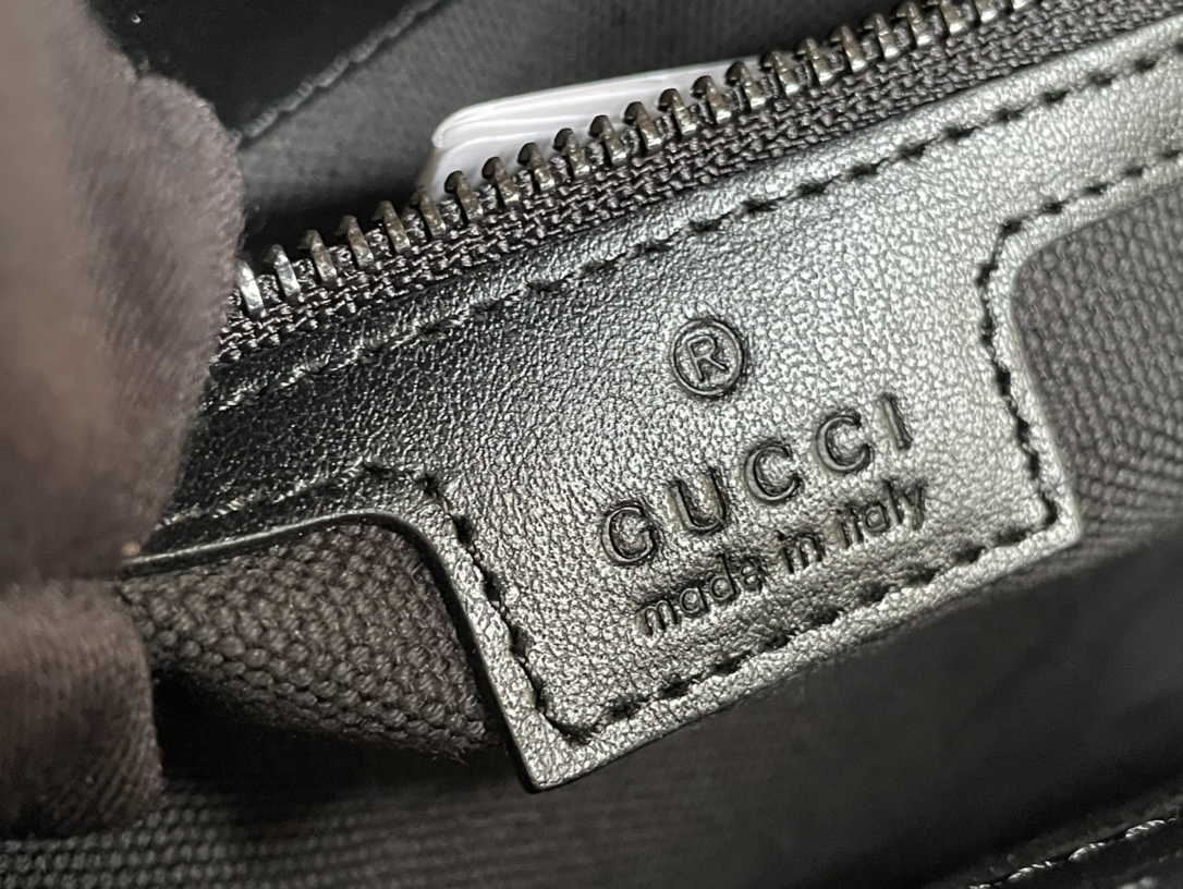 Created by Italy, the 443497GG Marmont Chain Shoulder Backpack features a soft and structured