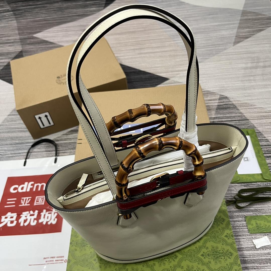 Equipped with a complete set of packaging GG Dianas bamboo tote bag inherits the brands design