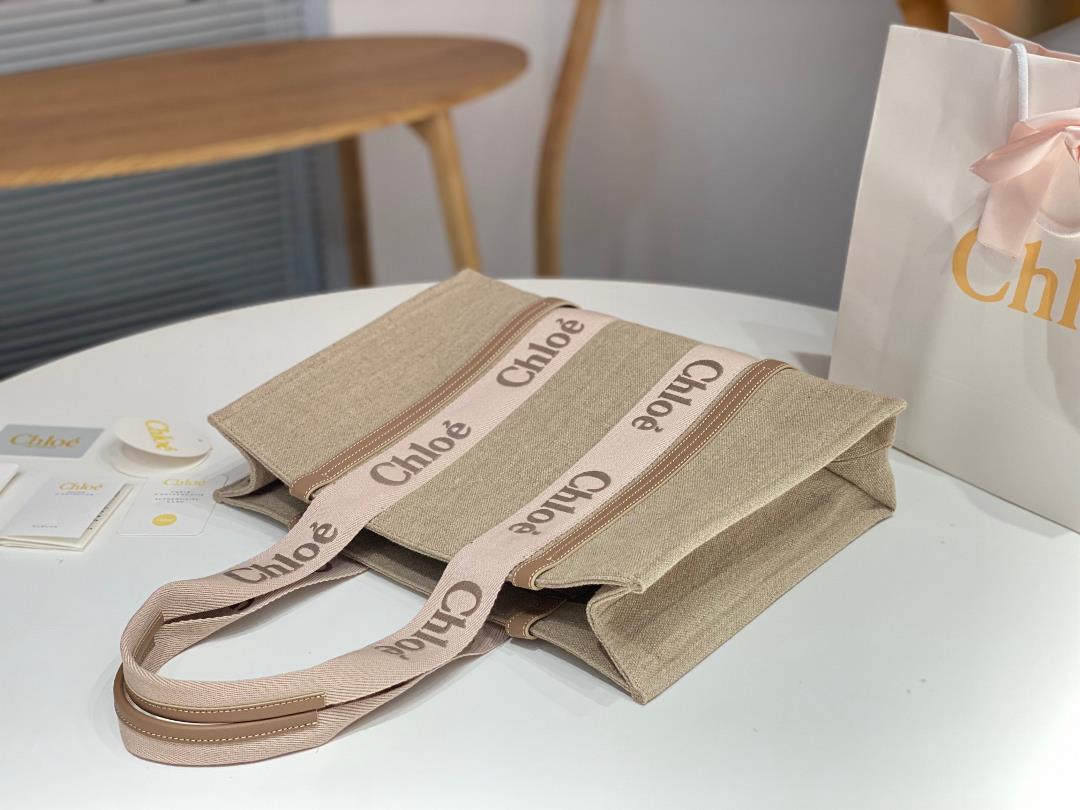 Large rouge powderChloes new product 23Woody Family Tote bag comes with a builtin filte