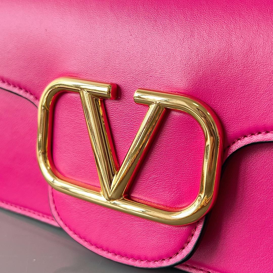 VALENTINO MINI LOC calfskinVLogo SignatureEquipped with detachable handle and detachable s