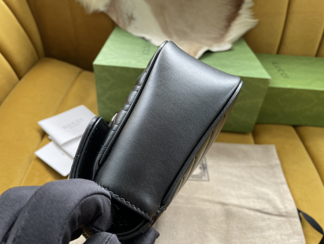 Created by Italy, the 443497GG Marmont Chain Shoulder Backpack features a soft and structured