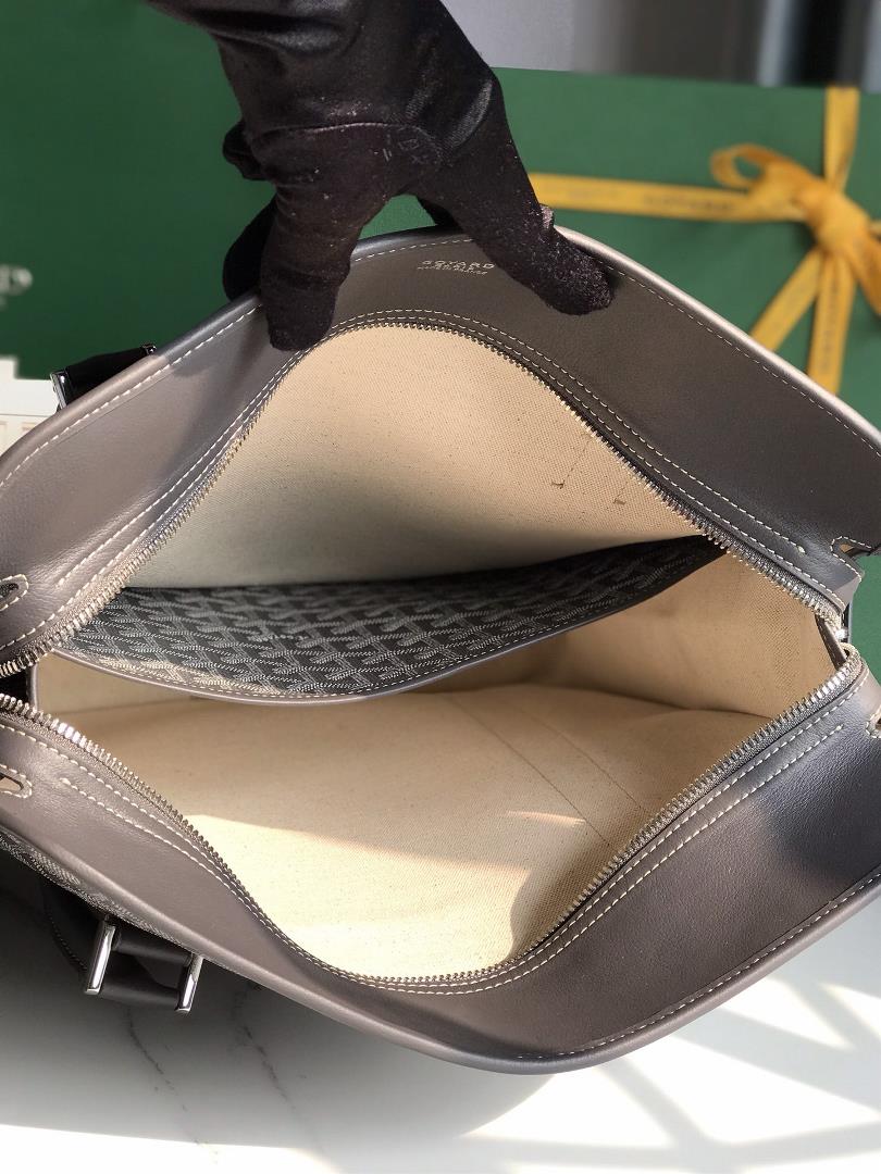 The Bourgogne vertical Briefcase reintroduces the classic works of the 1960s not only drawing