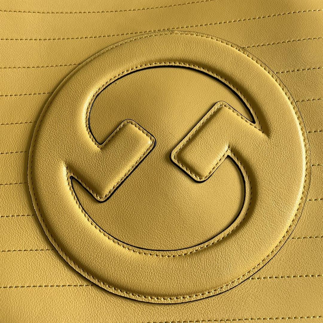 Equipped with a full set of packaging the Gucci Blondie series bags are meticulously de