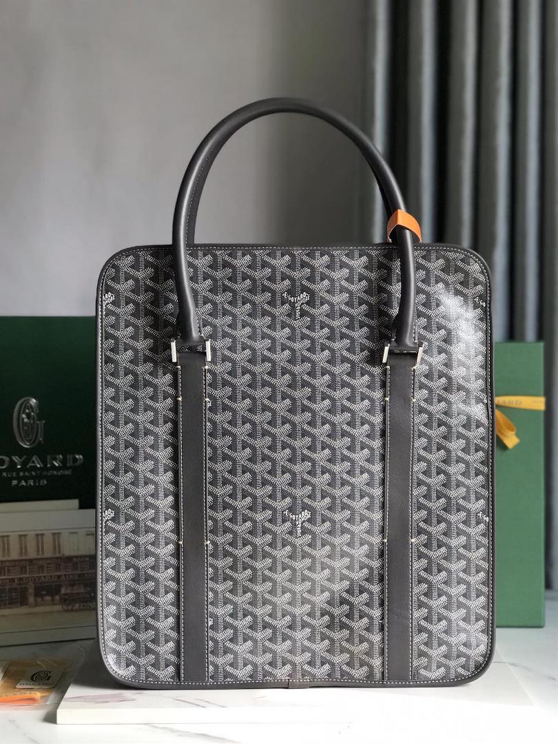 The Bourgogne vertical Briefcase reintroduces the classic works of the 1960s not only drawing