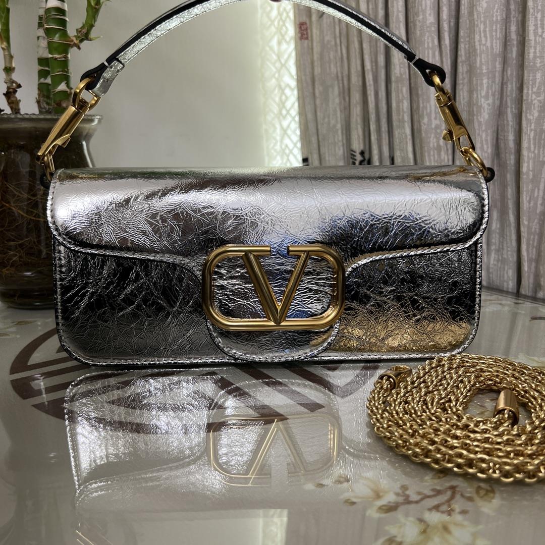 Large new Loc calf leather handbag decorated with metal VLogo SignatureEquipped with detachable hand