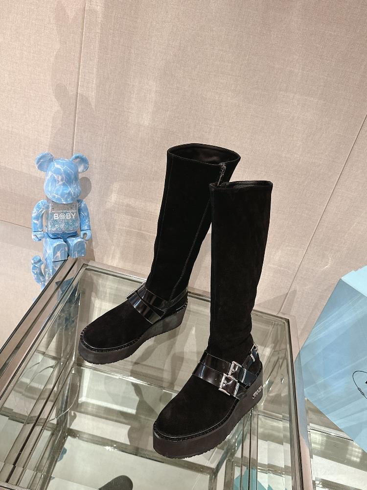The first thing that caught my eye about these boots is their thick sole It not only adds