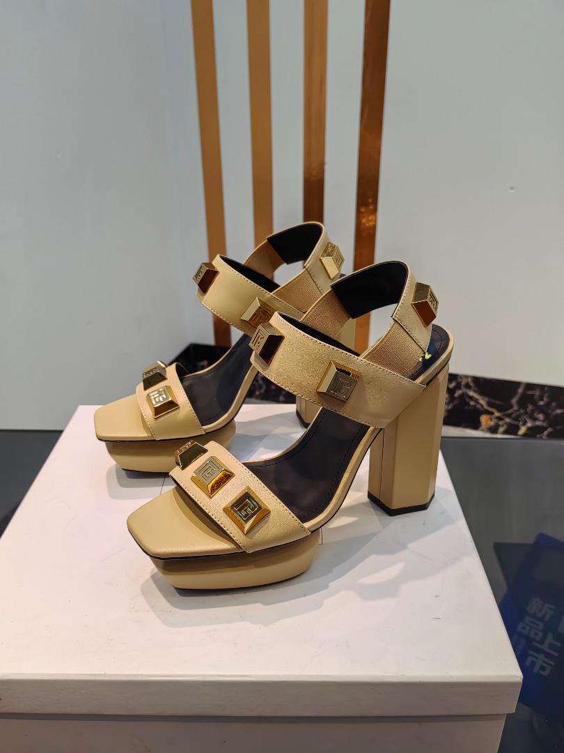 Balmans latest springsummer runway show Hentian High Water Platform SandalsThe brand Balman w