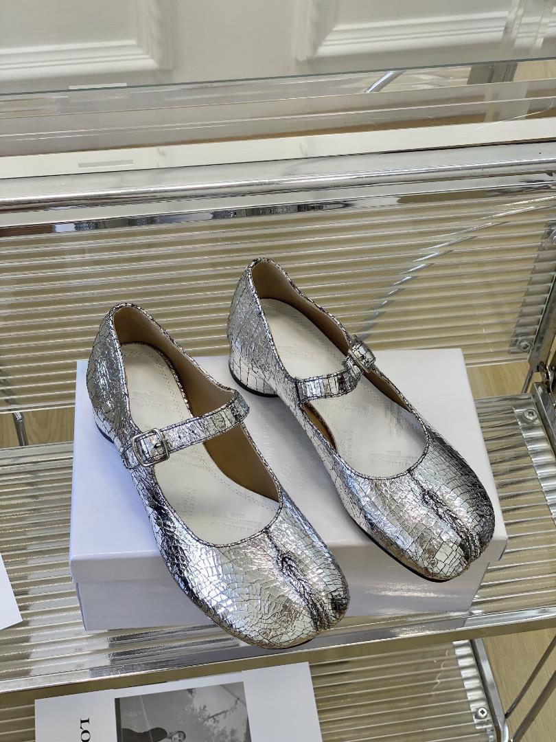 High quality Maison Margiela MM6 split toe shoes Tabi Italian vegetable tanned sheepskinFor a