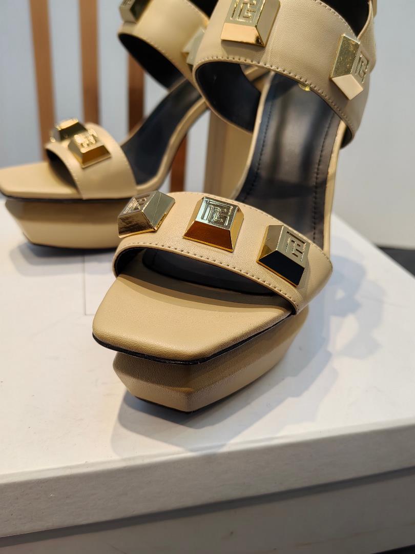 Balmans latest springsummer runway show Hentian High Water Platform SandalsThe brand Balman w