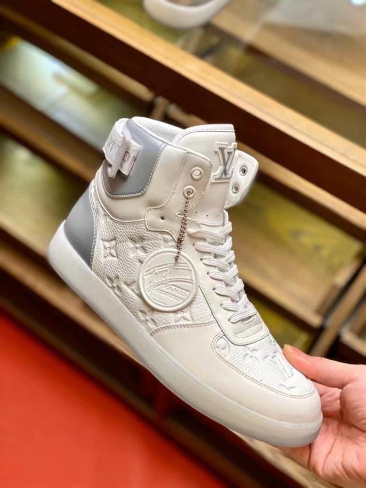 lv Rivoli High Top Sneakers with Top QualityThis sports shoe is made of embossed calf leat
