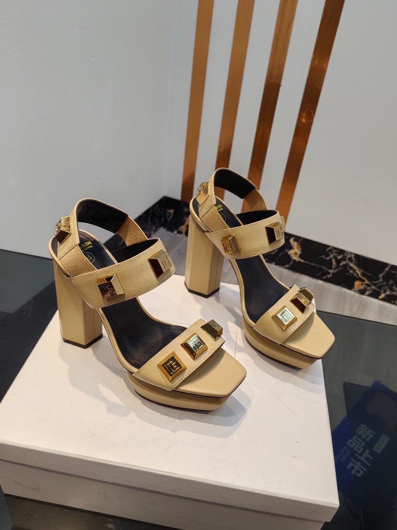 Balmans latest springsummer runway show Hentian High Water Platform SandalsThe brand Balman w