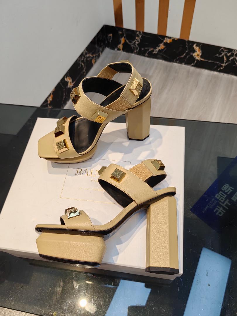 Balmans latest springsummer runway show Hentian High Water Platform SandalsThe brand Balman w