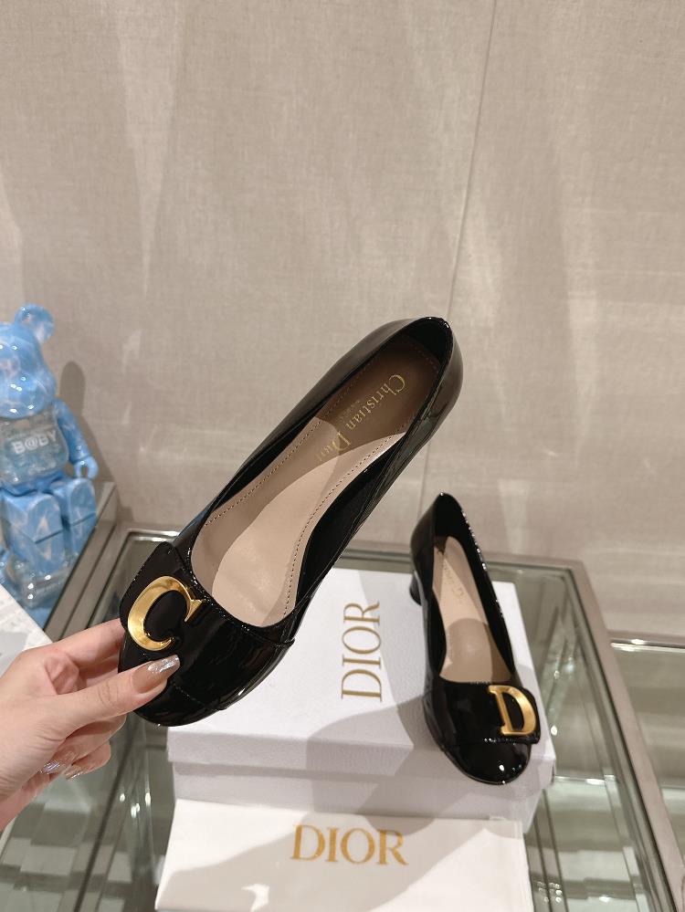 23Ss New CEST DIOCD Metal Button Single Shoe Thick HeelThis Cest Dio high heel shoe is a